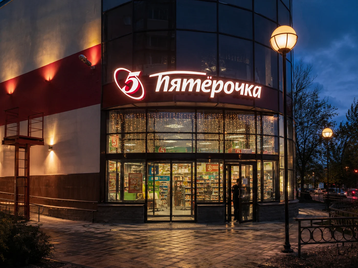 Объемные световые буквы сетевого магазина на фасаде здания в Санкт-Петербурге